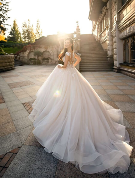 What do you need to know before buying a wedding dress