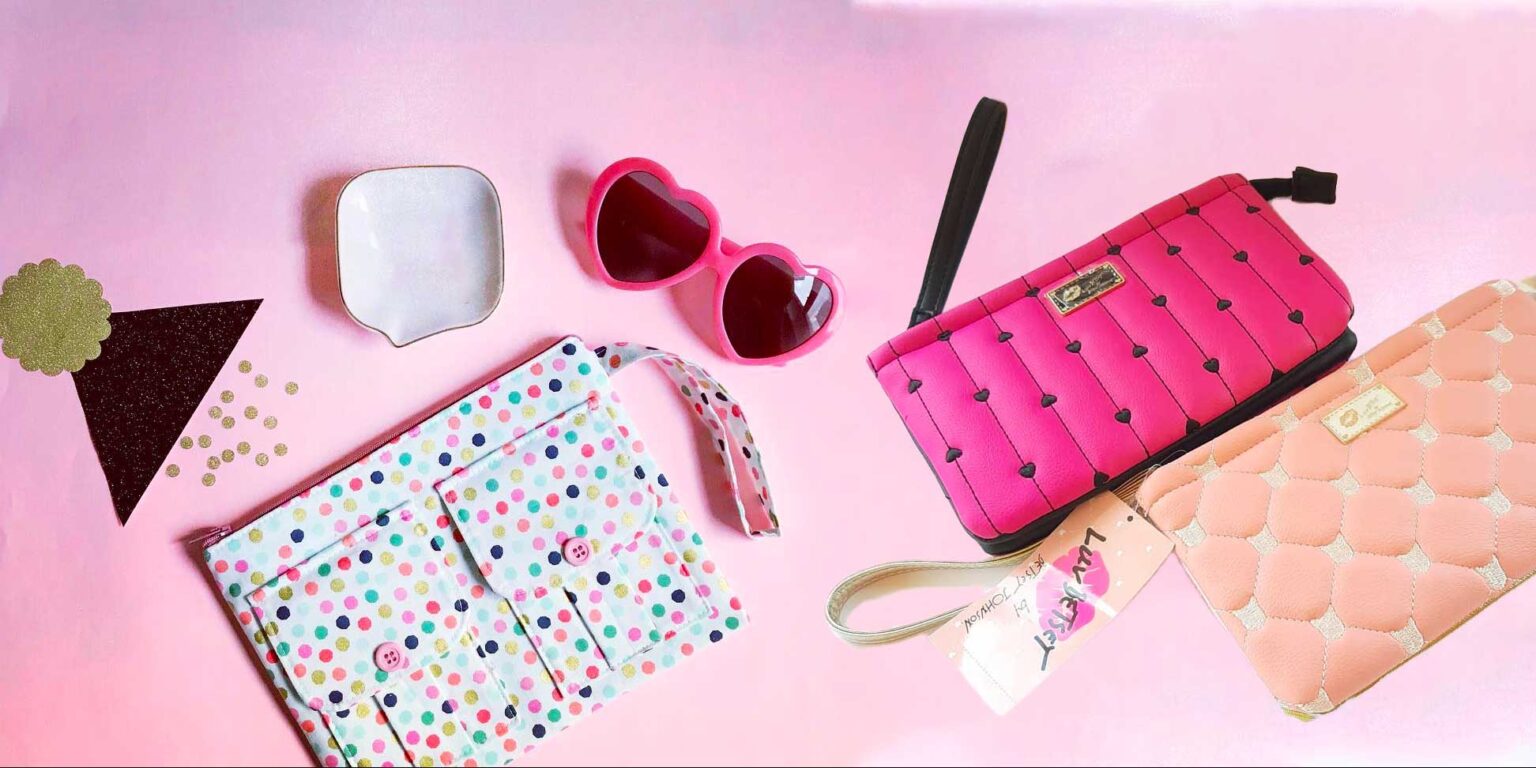 Is a wristlet a wallet?