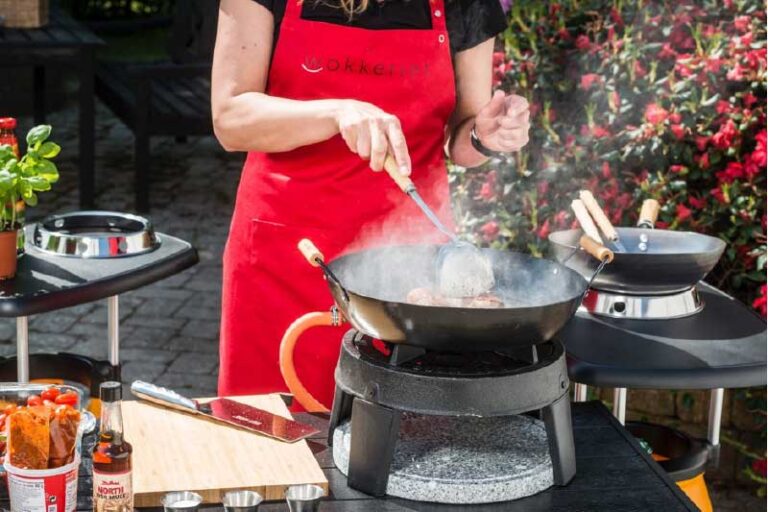 Cooking in an Asian Wok Pan: Tips for Choosing and Using