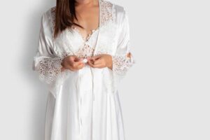 7 Comfortable Bride Robes You Will Fall In Love With Minimalistic bridal robe