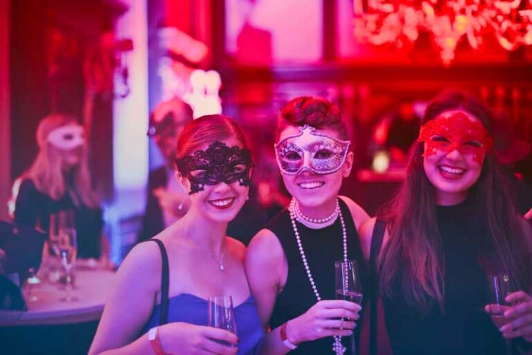 5 Ways Girls Can Style Themselves for a Christmas Party