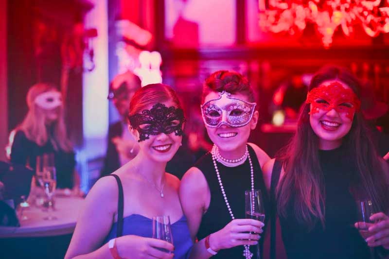 5 Ways Girls Can Style Themselves for a Christmas Party