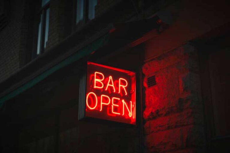 Uses of Neon Signs in Bars