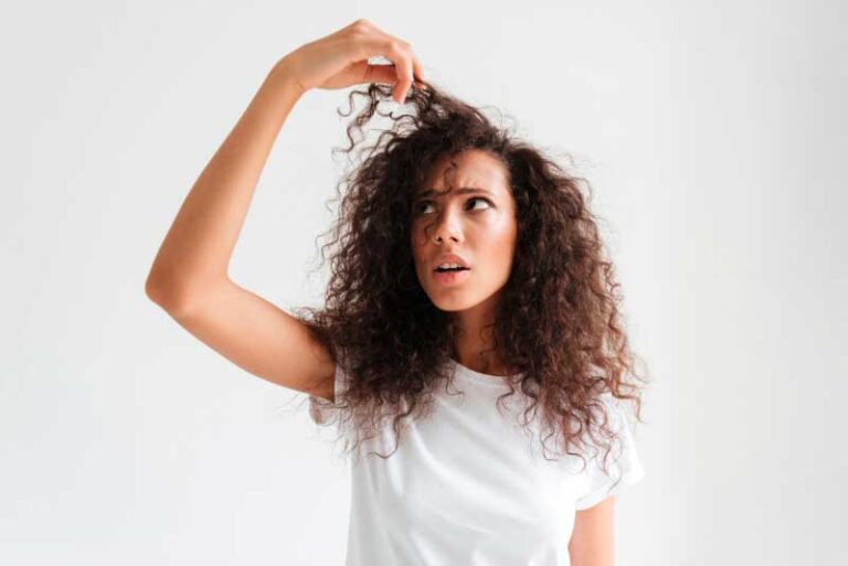 5 Causes of Curly Hair Frizz and How to control it?