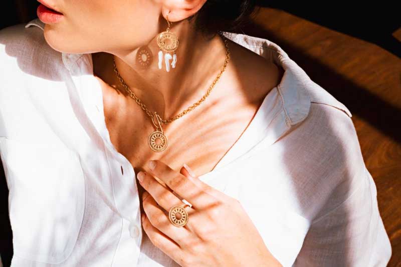 How to Choose the Right Jewelry for Your Outfit