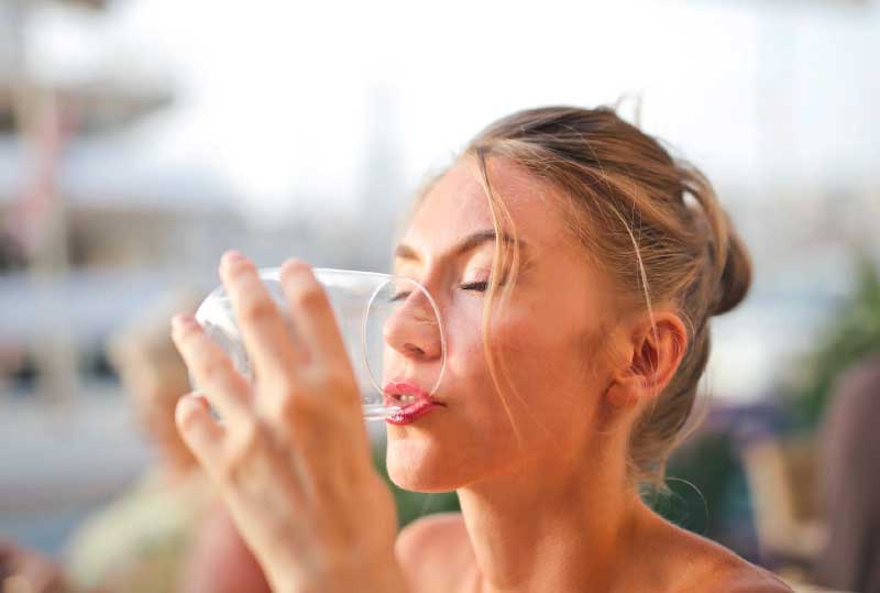 12 Healthy and Beauty Benefits of Drinking More Water