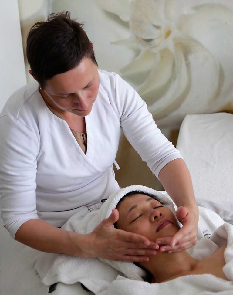 The benefits of facial massage and its effect on skin and muscles