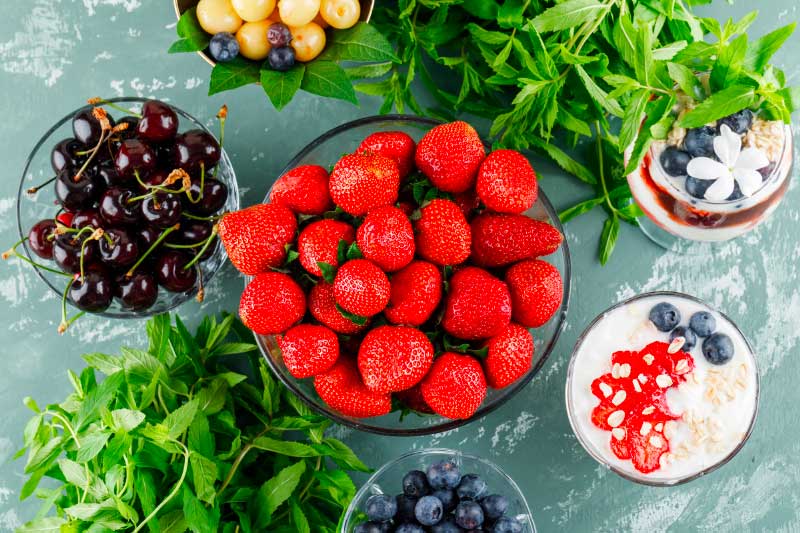 Which berry reigns supreme: blackberries or strawberries? A health analysis
