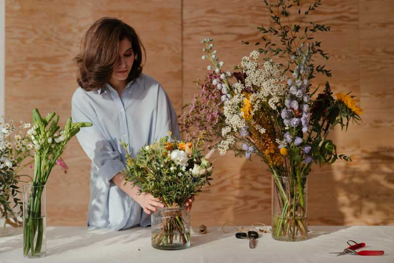 How to Arrange Flowers In A Vase For Home Decor