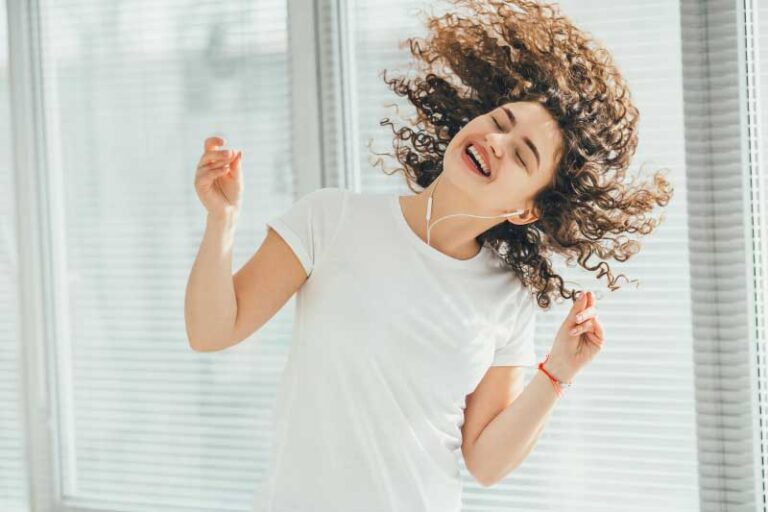 The Ultimate Guide to Frizz-Free Curls