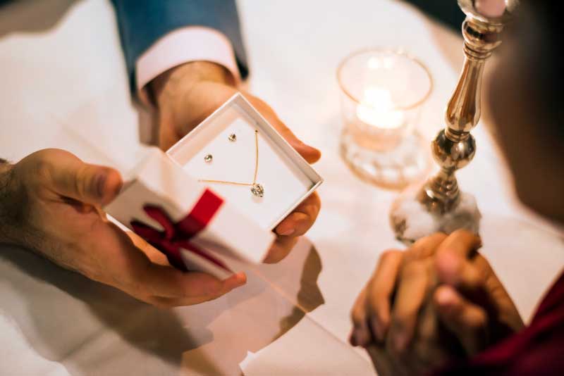 Need the Perfect Gift For Your Wife? 5 Jewelry Items That Can't Fail