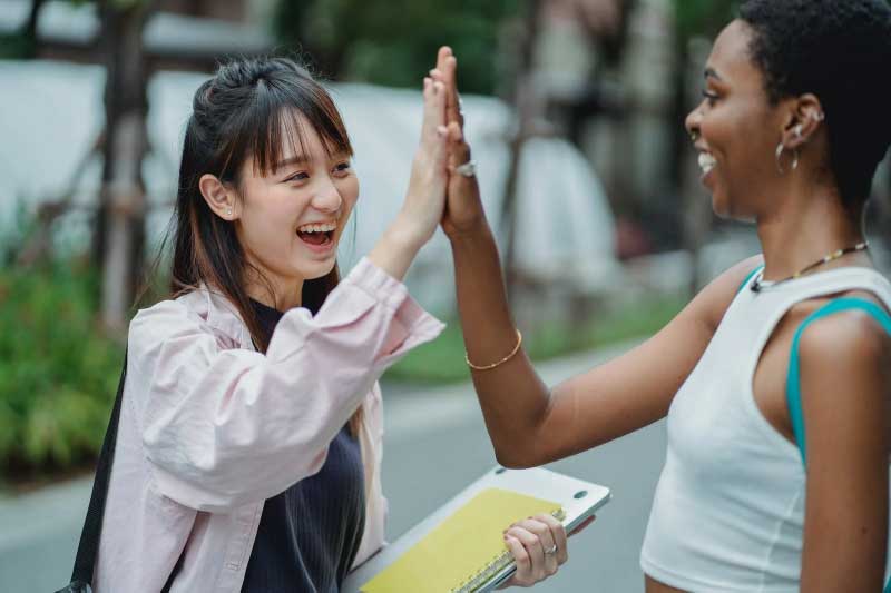 Navigating Fashion Research: Online Paper Help for Trendy Students