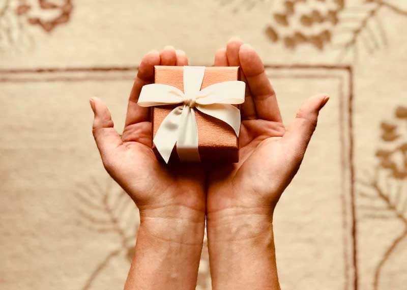 Guide to Gifting: 8 Expert Tips to Choose the Perfect Present for Someone Special