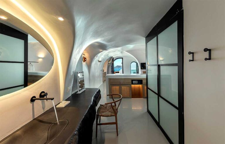 Oia, A Timeless Tribute to Santorini's Crown Jewel