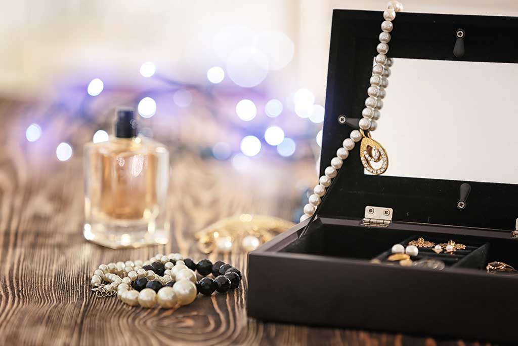 Unleashing Your Fashion Forward Aesthetic Through Vintage and Antique Gems