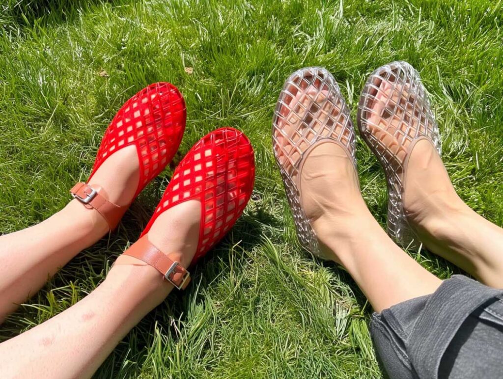 easy outfits that make jellies look chic