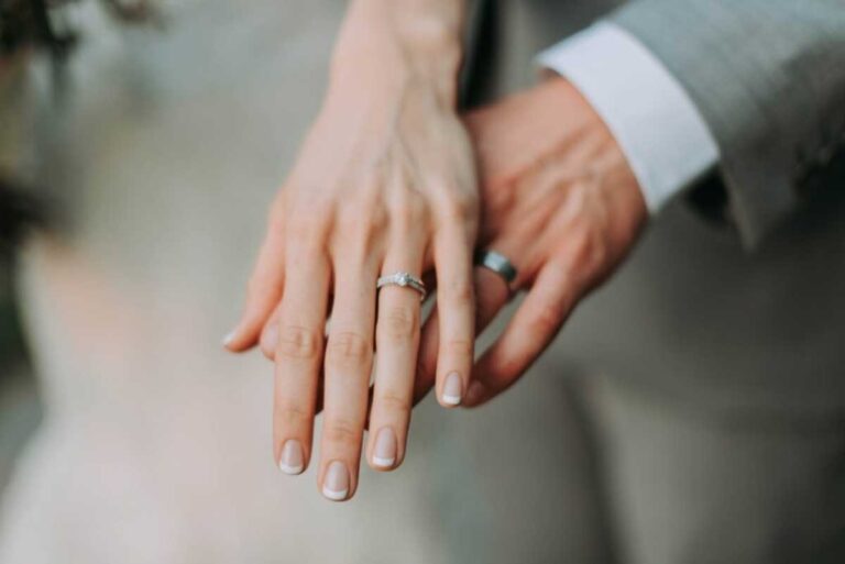 Choosing the Perfect Men's Wedding Ring: A Comprehensive Guide